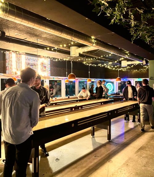 Urban inspireret shuffleboard bar